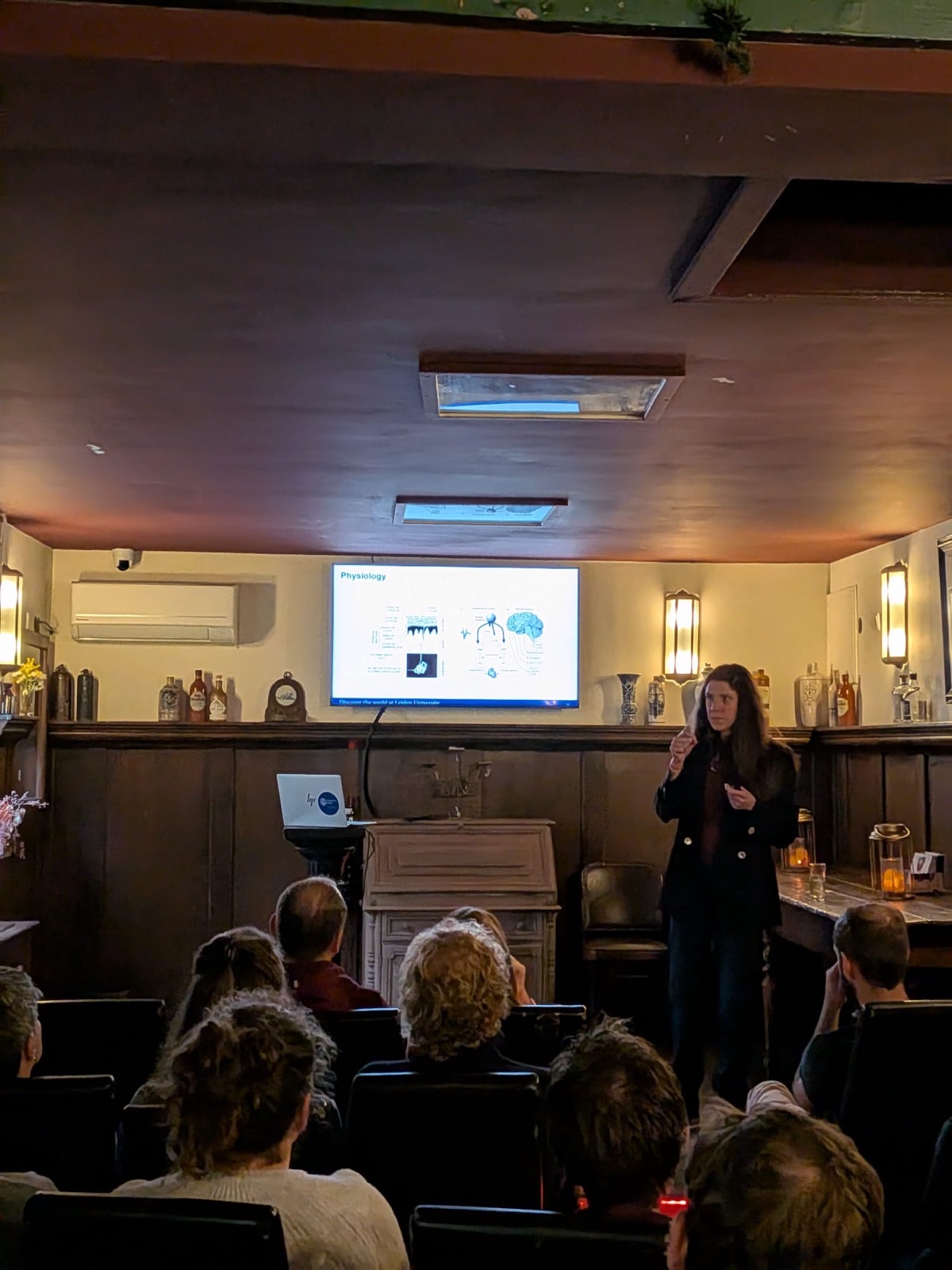 Iliana Samara presenting her research on physiology and synchrony to an audience at Pint of Science.